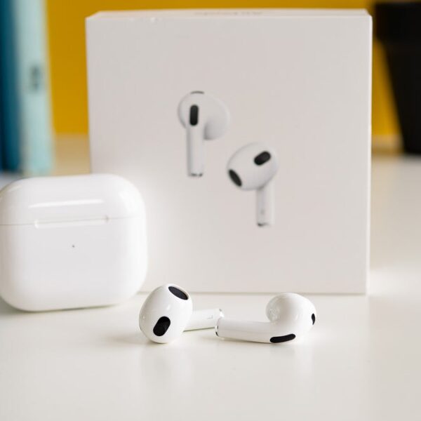 Служба поддержки Apple раскрыла секретные функции AirPods (apple support reveals five things that you probably didnt know your airpods can do.webp)