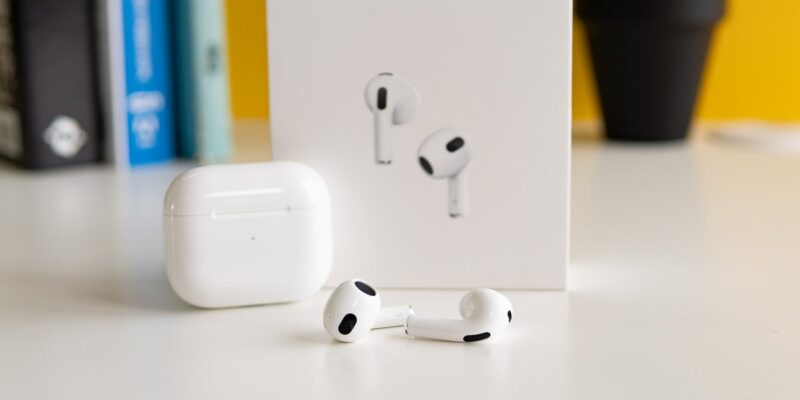 Служба поддержки Apple раскрыла секретные функции AirPods (apple support reveals five things that you probably didnt know your airpods can do.webp)
