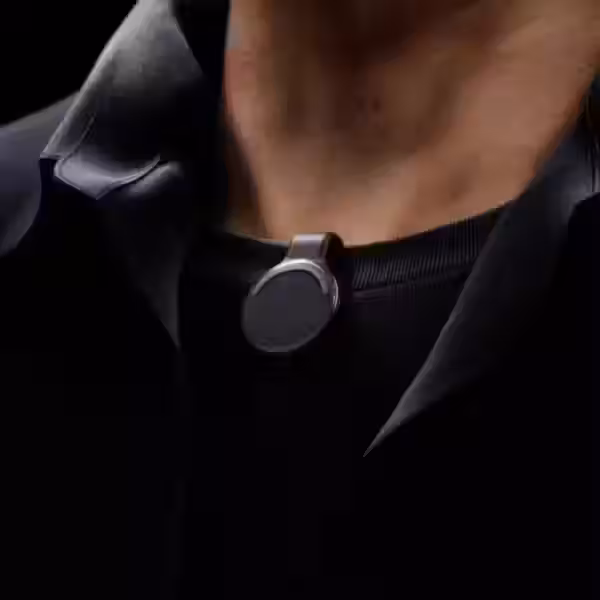 Limitless Pendant — черный ИИ-диктофон с функцией конспектирования аудио, крупный план устройства