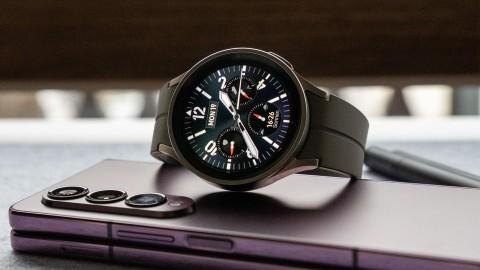 Умные часы Samsung Galaxy Watch 6 на фоне смартфона