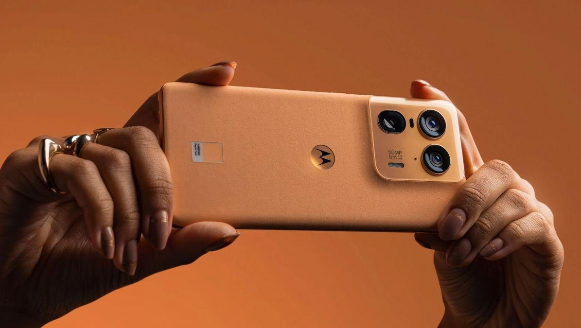 Смартфон Motorola Edge 50 с тремя камерами сбоку