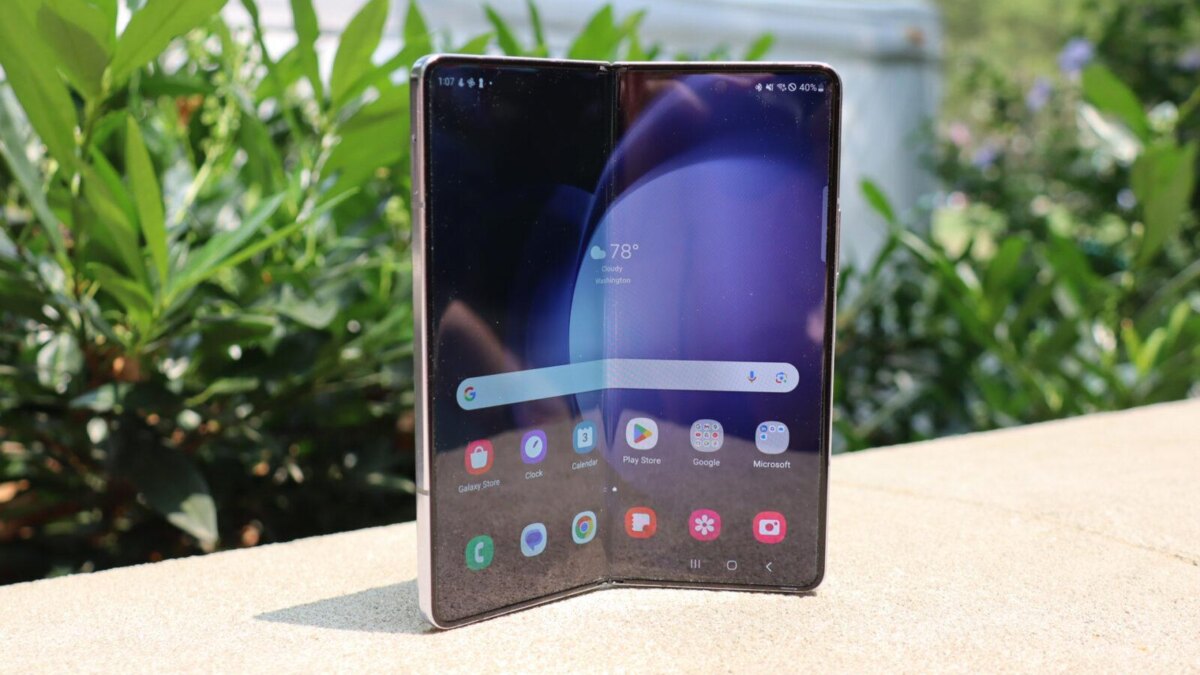 Складной смартфон Samsung Galaxy Z Fold 6 Ultra открыт: раскрытый дисплей показывает интерфейс