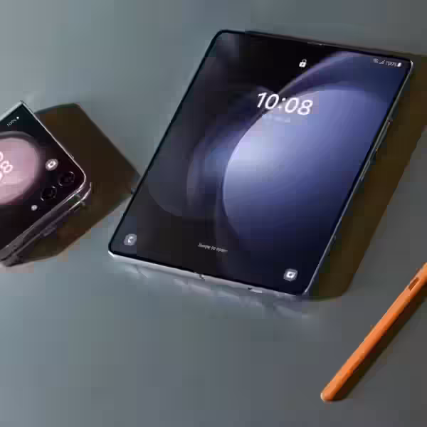 Складной смартфон Galaxy Z Fold FE и стилус на столе