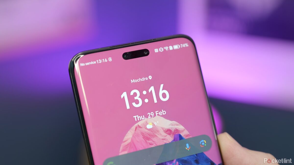 Задняя сторона смартфона Honor Magic6 Pro с тремя камерами и логотипом