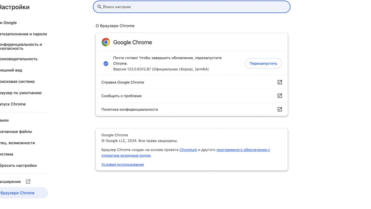 Рука держит белый планшет Redmi K Pad сбоку