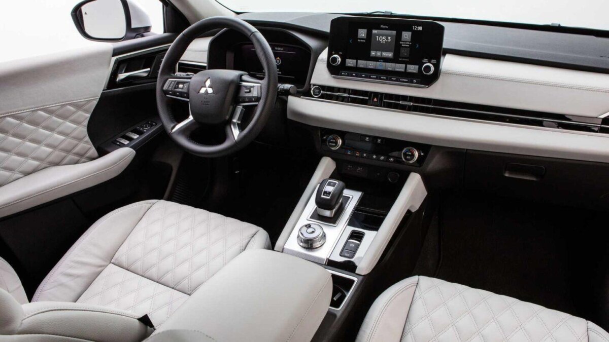 interer mitsubishi outlander2