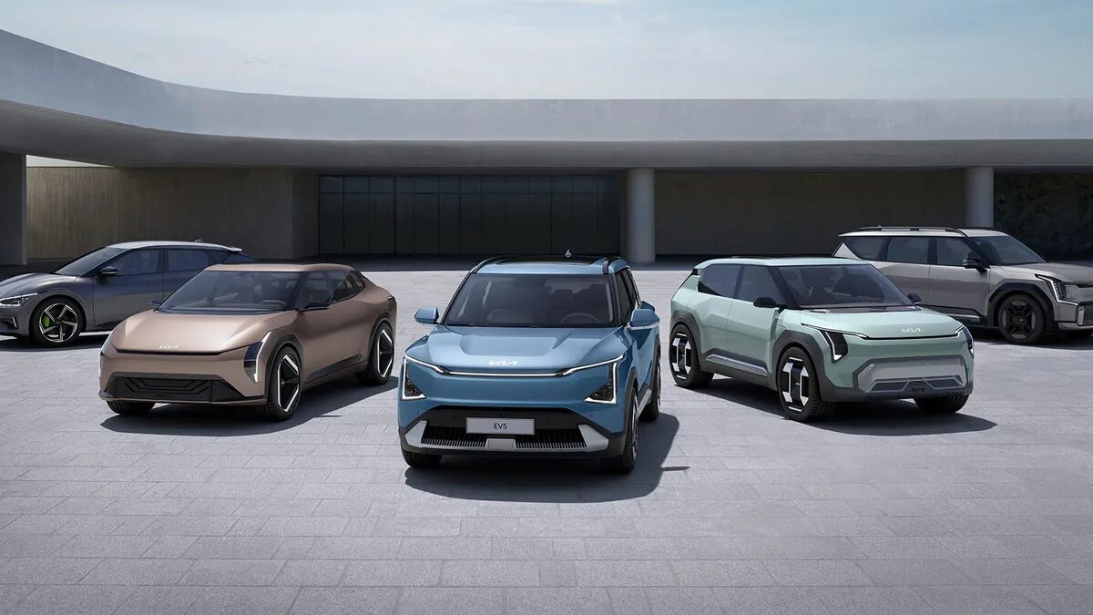 Электромобиль Kia EV5 спереди и сбоку с современным дизайном