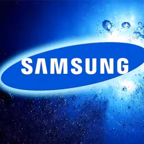 Логотип Samsung на синем восьмиугольном фоне в центре изображения