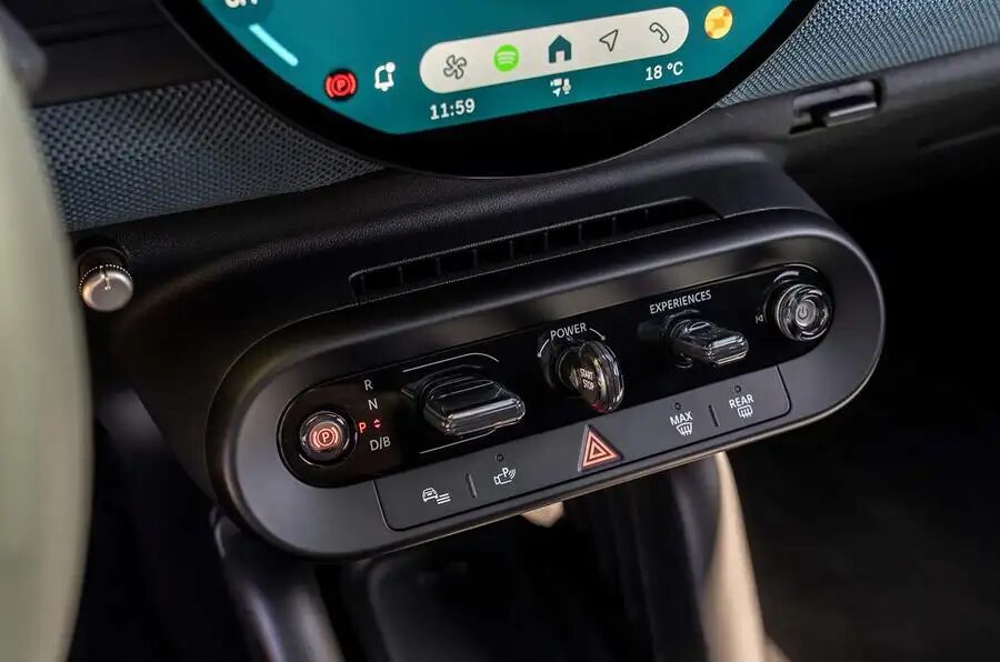 Кнопки управления и элементы интерфейса MINI Aceman на приборной панели
