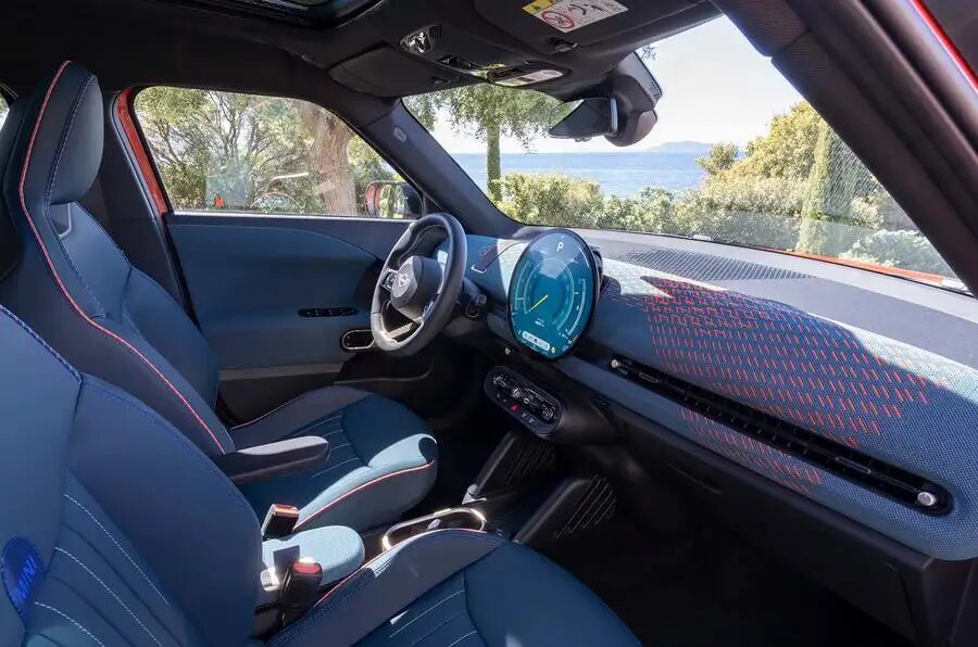 Интерьер MINI Aceman передний салон дисплей на приборной панели