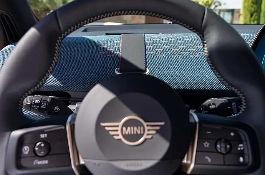 Руль MINI с логотипом и панелью приборов