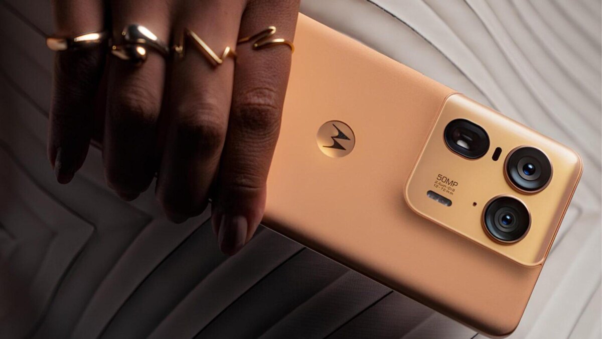 Золотой смартфон Motorola Edge 50 с тремя камерами