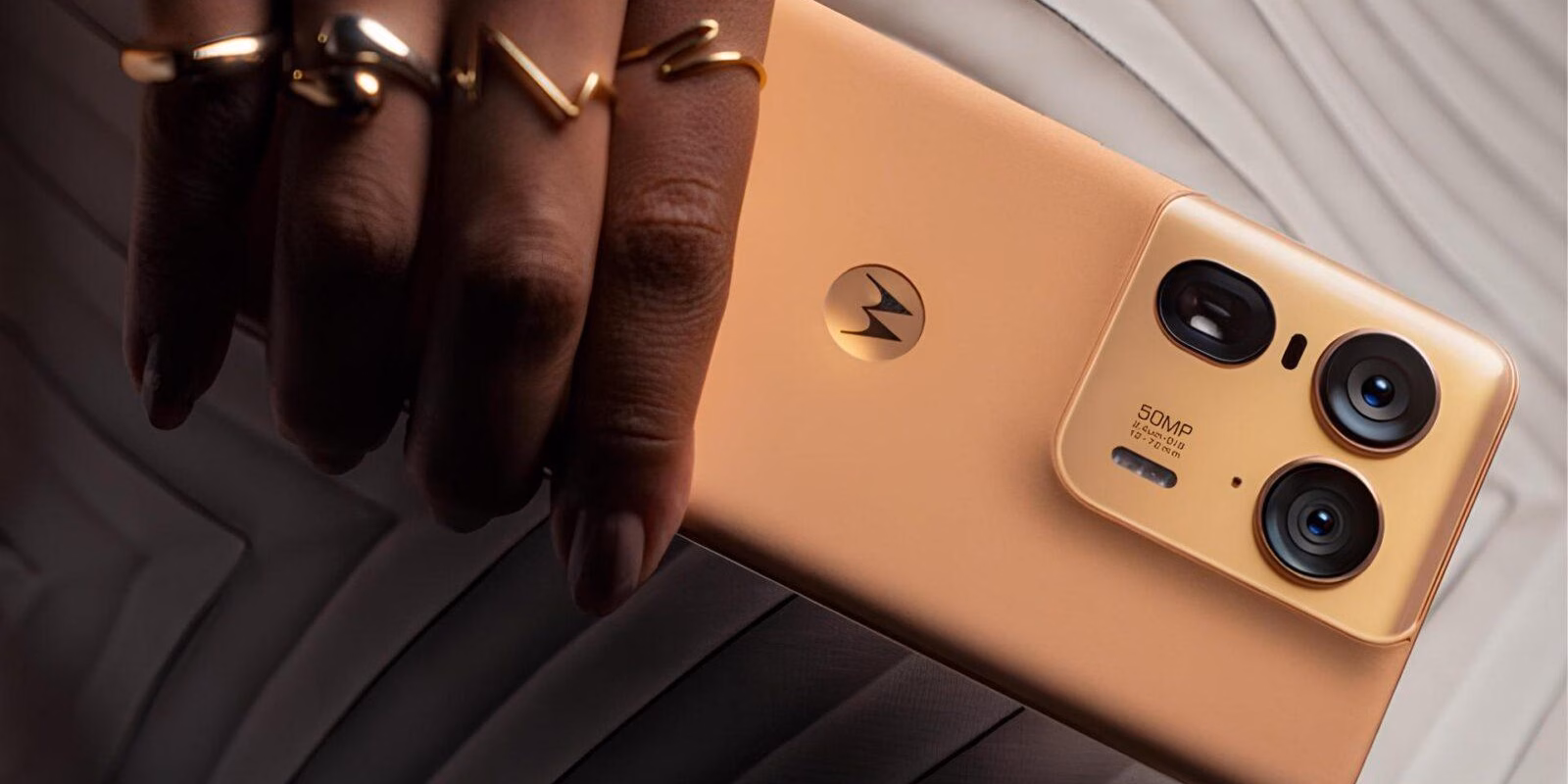 Motorola выпустила новую флагманскую линейку смартфонов Edge 50 6 motorola moto edge 50 utra back panel 661e780938477a35277f9b54