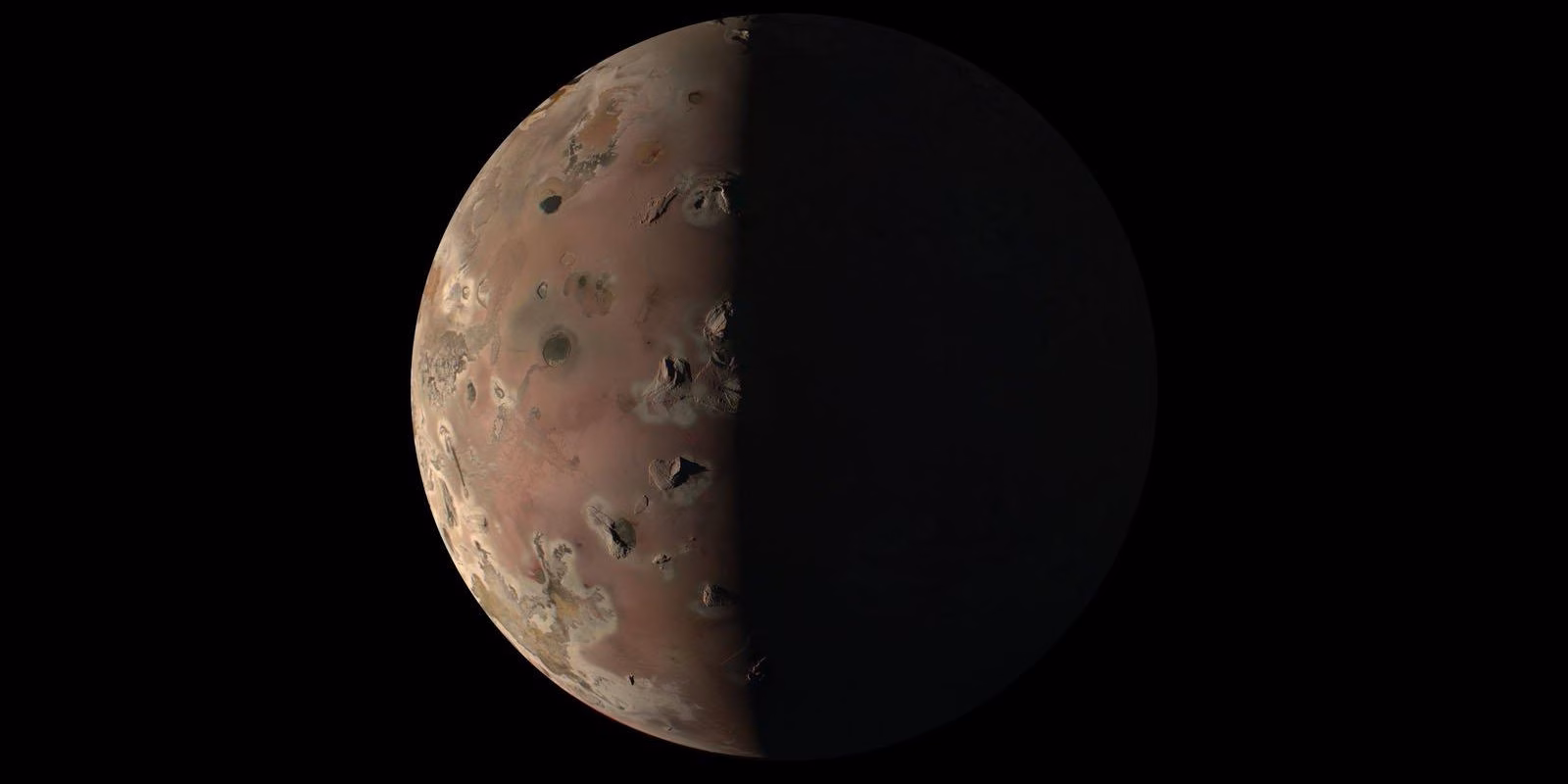 NASA показало вулканический спутник Юпитера - зонд «Юнона» 1 nasa juno dec 30 2023 1