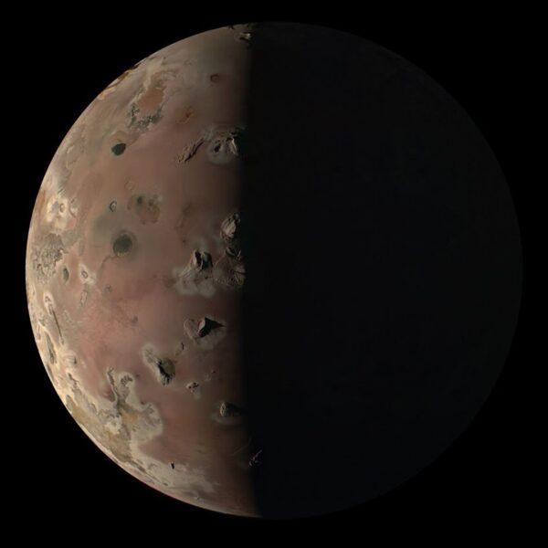 NASA показало вулканический спутник Юпитера - зонд «Юнона» (nasa juno dec 30 2023 1)