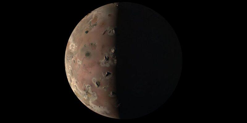 NASA показало вулканический спутник Юпитера - зонд «Юнона» (nasa juno dec 30 2023 1)