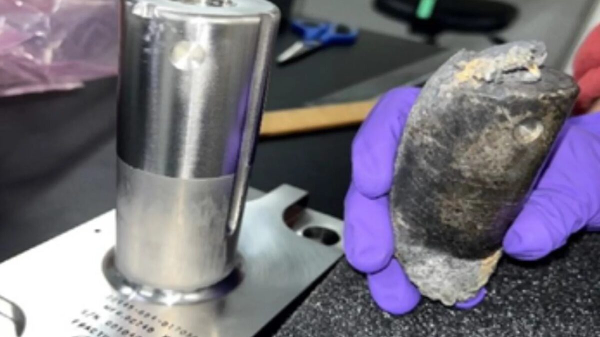 NASA подтвердило происхождение космического мусора, упавшего в дом во Флориде 3 На этом снимке NASA показано сравнение восстановленной стойки (справа) и того, как она должна была выглядеть изначально (слева).