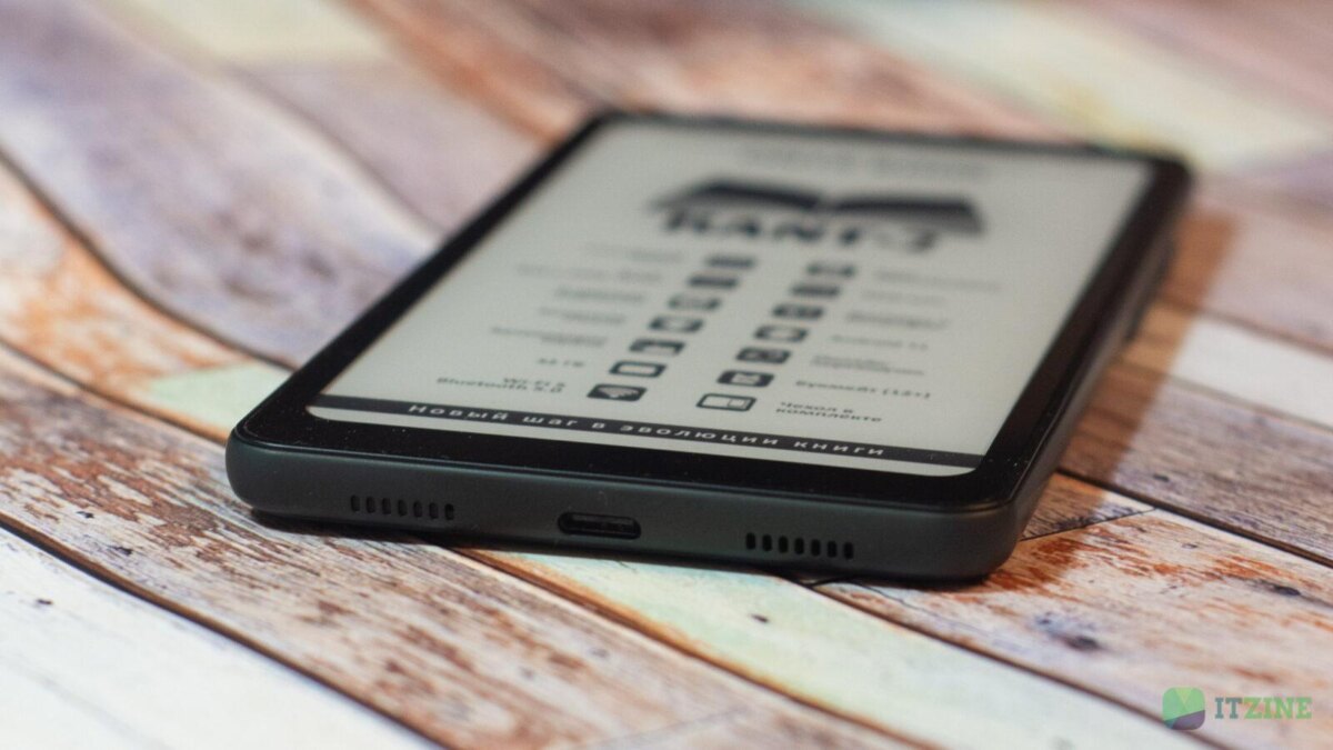 Электронная книга Onyx Boox Kant 2 на деревянном столе