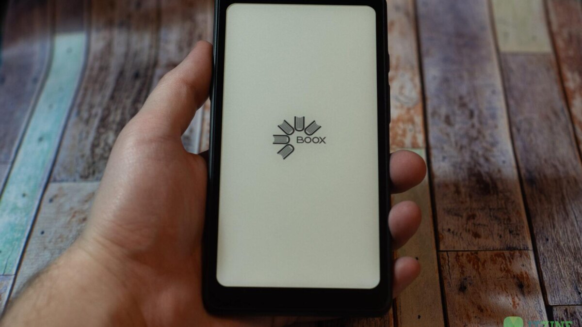 Электронная книга Onyx Boox Kant 2 на руке