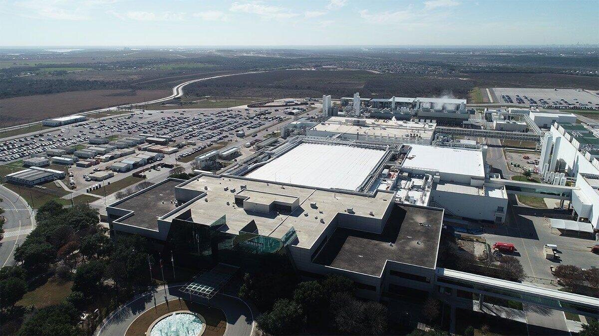 Общий вид промышленного завода Samsung для чипов с крытой крышей