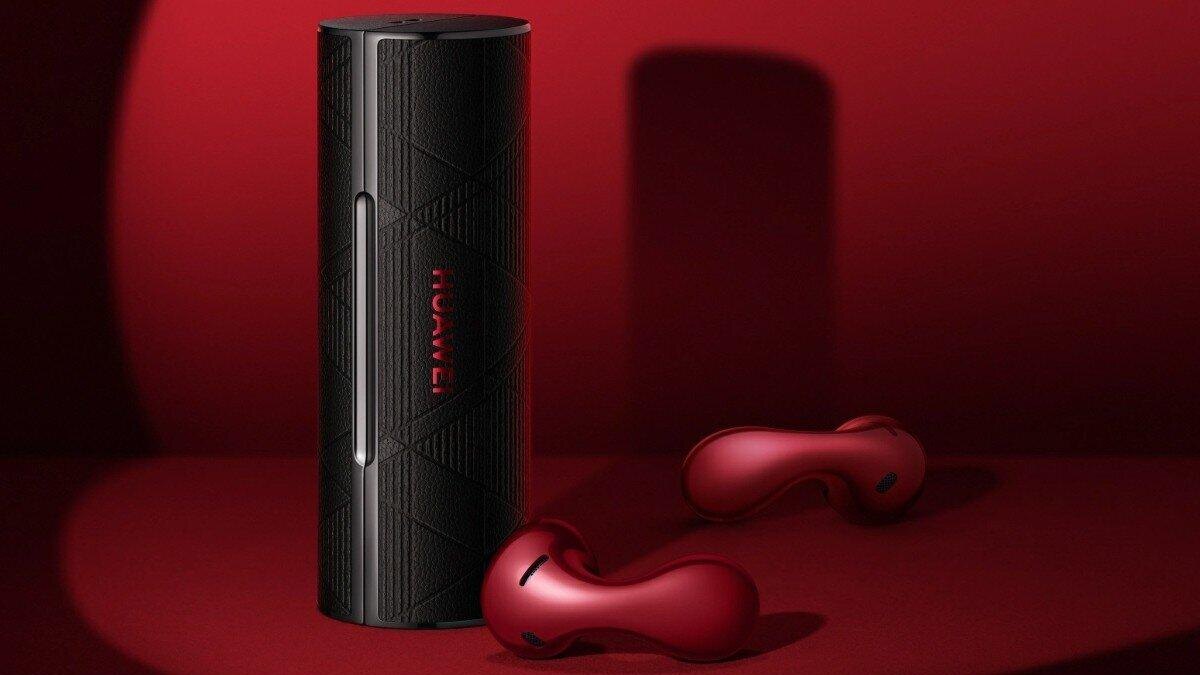 Наушники HUAWEI FreeBuds Lipstick 2 и футляр на красном фоне