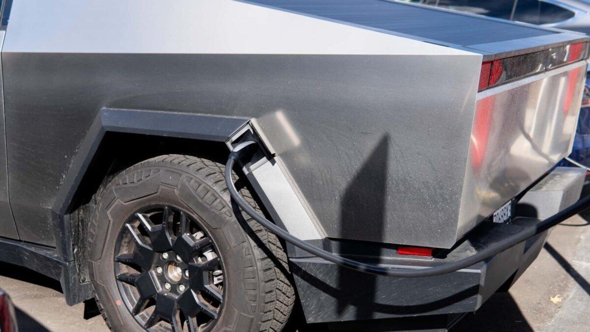 Tesla отзывает все Cybertruck из-за проблемы с педалью 2 tesla cybertruck review