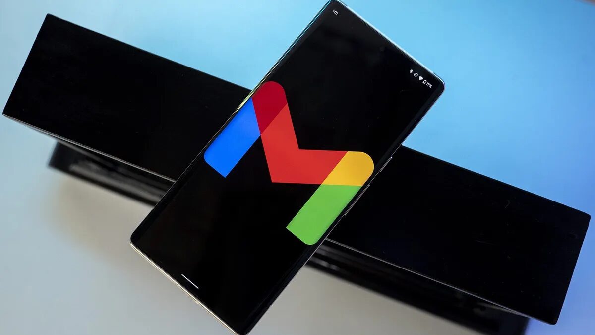 Смартфон Google Pixel с ярким логотипом Gmail на экране