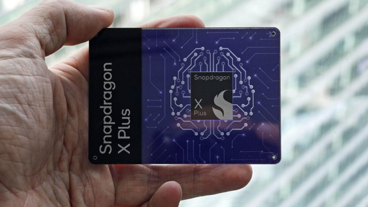 Планшет с процессором Qualcomm Snapdragon X Plus и нейрочипом на демонстрационной схеме