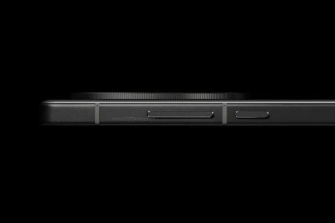 Боковой вид смартфона vivo X100s с кнопками и разъемами