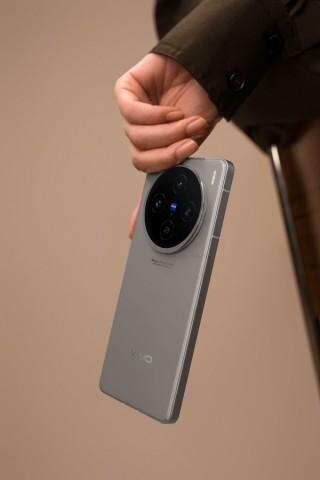 Показан смартфон vivo X100s с застежкой и камерами