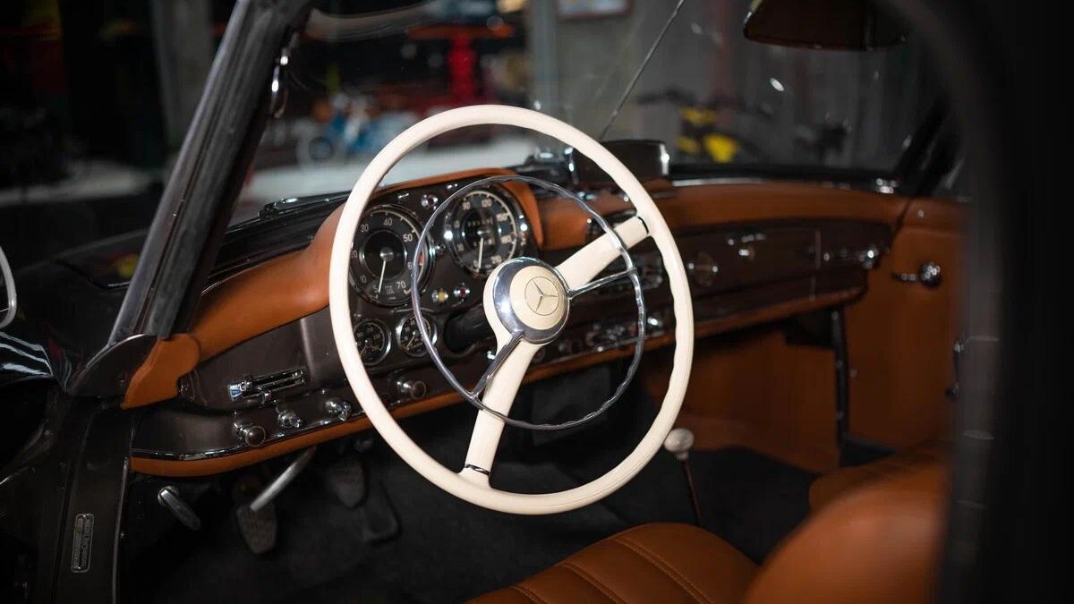 Культовый Mercedes-Benz 190 SL выставили на продажу в России 6 1200x900n 5 copy large