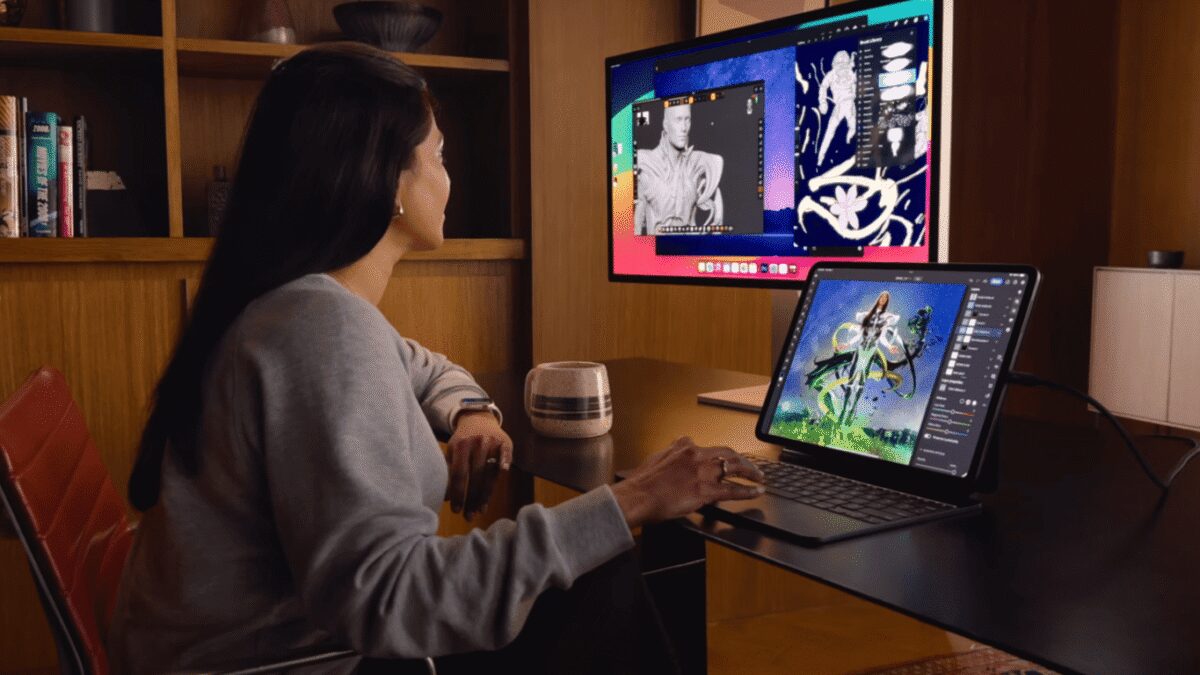 Пользователь работает с программой Final Cut Pro на iPad и iMac