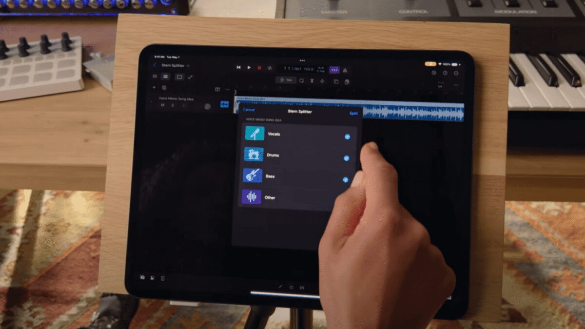 Экран iPad с открытым приложением для редактирования звука