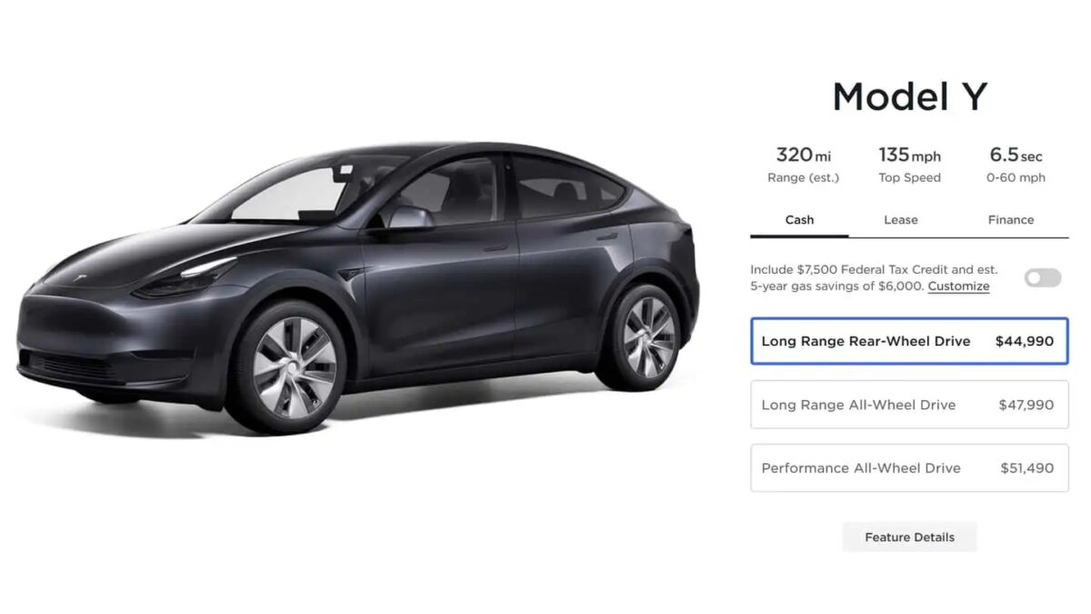 Черная электромобиль Tesla Model Y с задним приводом и дисплеем сбоку