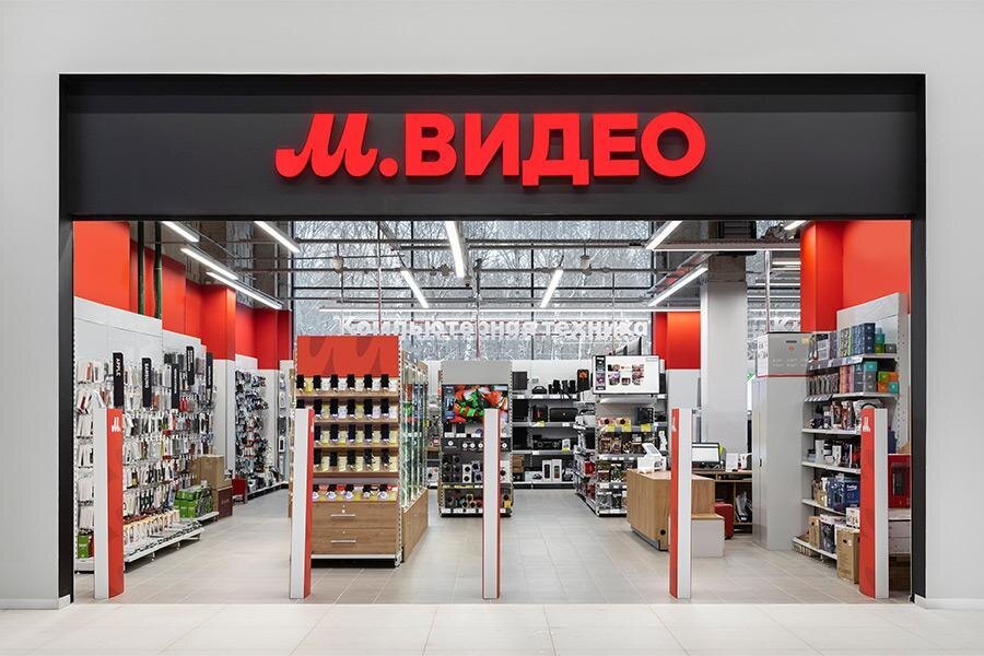Фасад магазина М.Видео с яркой вывеской и витринами с электроникой на входе