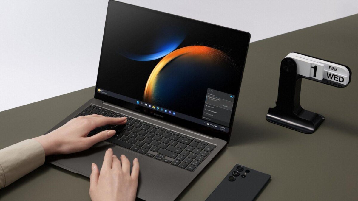Ноутбук Samsung Galaxy Book4 Edge с экраном и клавиатурой