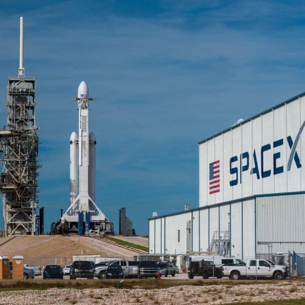 SpaceX открыл бронирование мест для полетов на МКС, Луну, Марс и орбиту Земли (60c899a80b3e6ab67e9cc483cc6f7a1e)