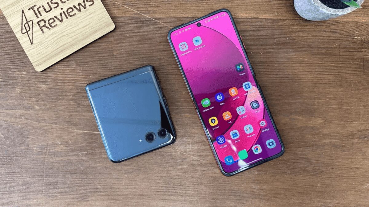 Складной смартфон Motorola Razr 50 Ultra на столе, рядом виден второй смартфон