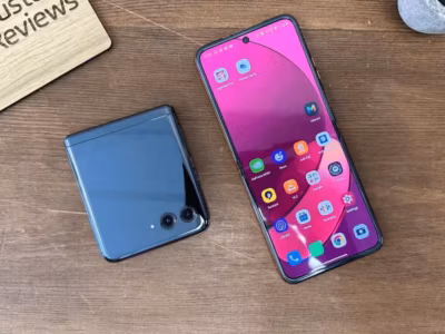 Складной смартфон Motorola Razr 50 Ultra на столе, рядом виден второй смартфон