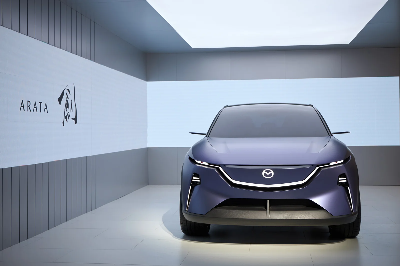 Mazda показала концептуальный электрический кроссовер Arata