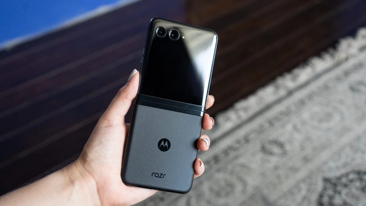 Складной смартфон Motorola Razr 50 Ultra в руке сзади