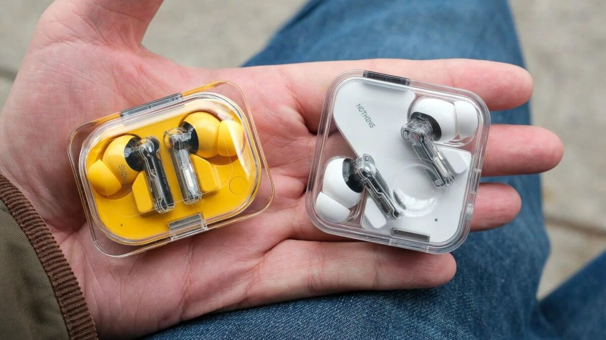 Наушники Nothing Ear и Ear (a) в прозрачных кейсах