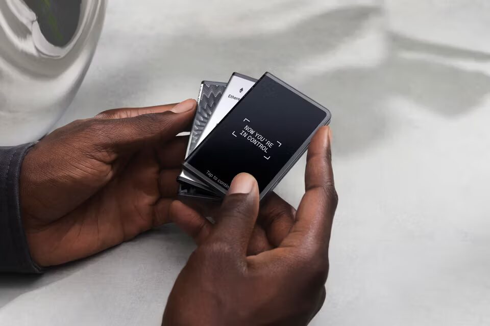 Карманный криптостакет Ledger с дисплеем и интерфейсом