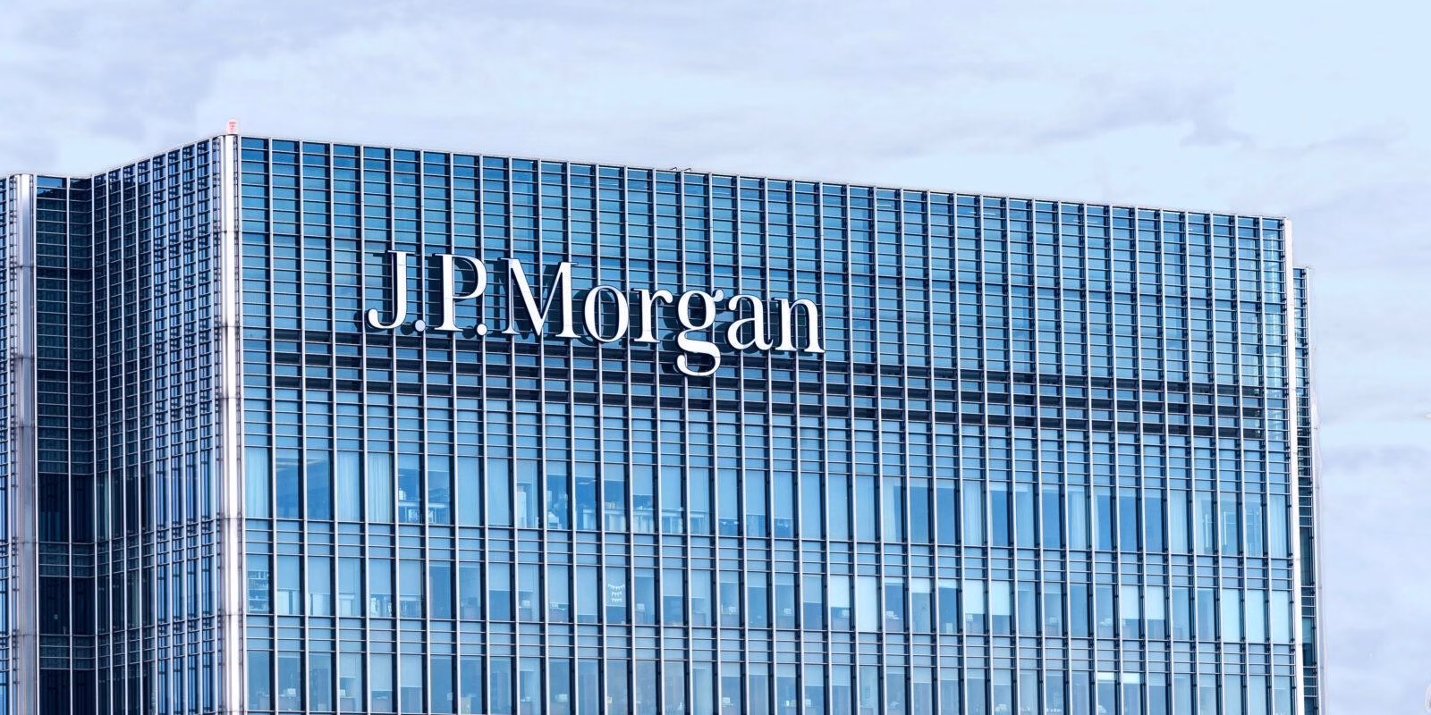 JP Morgan заплатит $100 млн за нарушения в контроле сделок 1 jpmorgan logo london building
