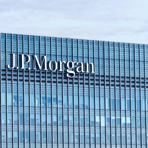 JP Morgan заплатит $100 млн за нарушения в контроле сделок (jpmorgan logo london building)