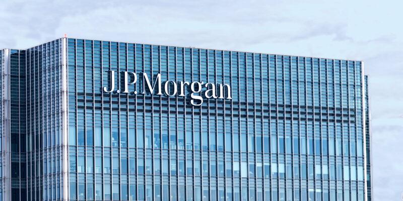 JP Morgan заплатит $100 млн за нарушения в контроле сделок (jpmorgan logo london building)