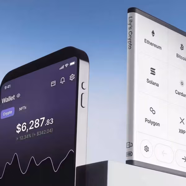 Дисплей Ledger Stax с интерфейсом криптовалютных токенов