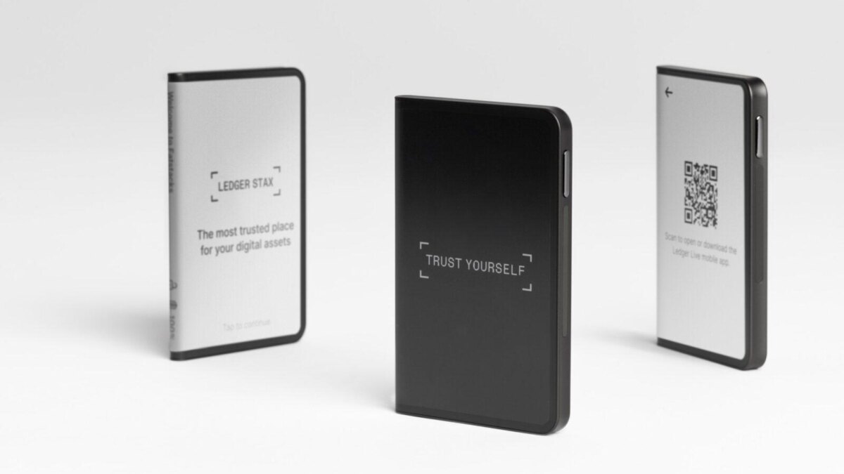 Три криптокошелька Ledger Stax с дисплеями и QR-кодами