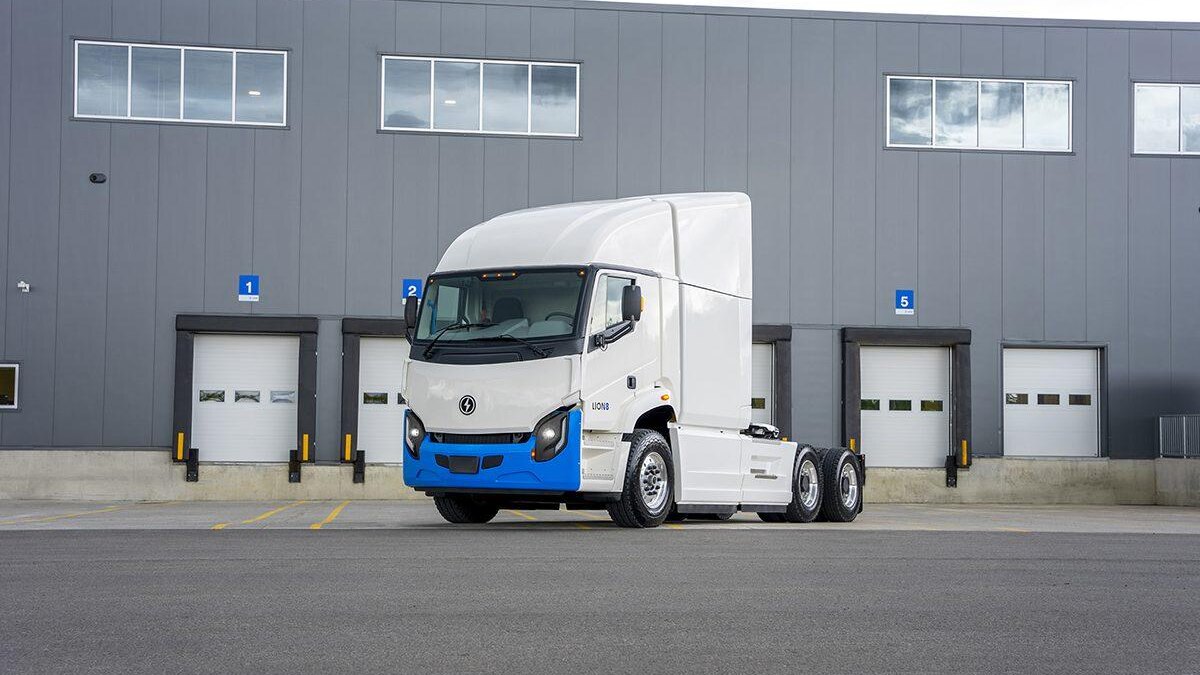 lion8tractor heroshot