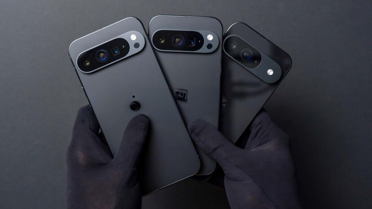 Показаны три смартфона Google Pixel 9 с тёмными корпусами и тройными камерами
